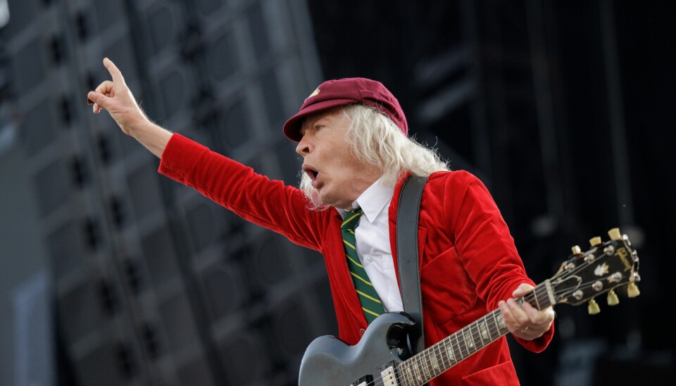 Angus Young og AC/DC spilte for 75,000 fans i Hannover sist sommer.(Ole Spata/AP) Klar for travbanen: Angus Young og resten av AC/DC kommer til Norge i august. Foto: Ole Spata/DPA/AP