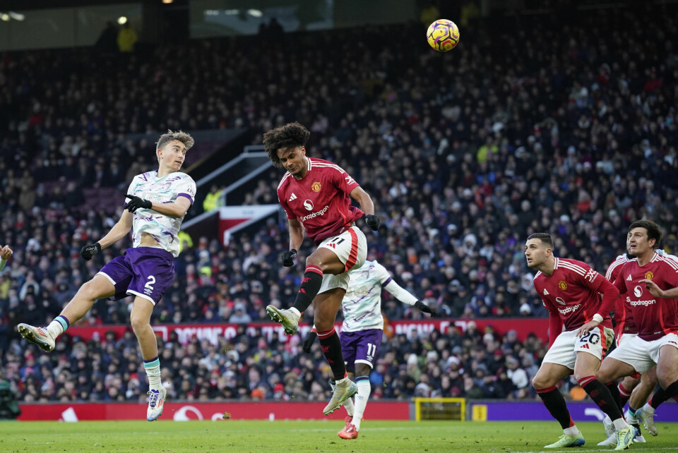 Dean Huijsen stanger Bournemouth foran på Old Trafford. Dean Huijsen stanger Bournemouth foran på Old Trafford. Foto: Dave Thompson / AP / NTB