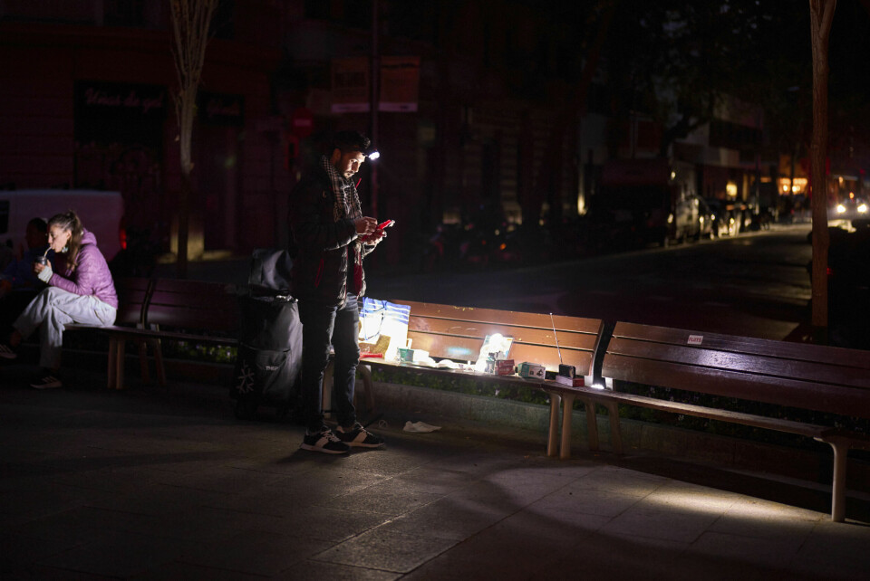 En mann selger lommelykter og batteriradioer i Barcelona under strømbruddet. En mann selger lommelykter og batteriradioer i Barcelona under strømbruddet. Foto: Emilio Morenatti / AP / NTB