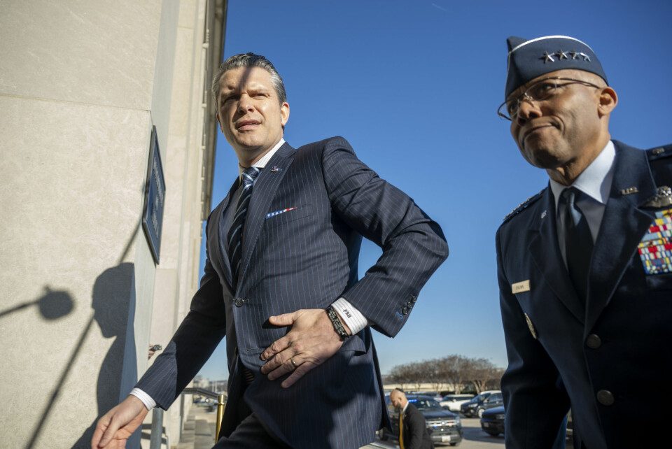 USAs nyutnevnte forsvarsminister Pete Hegseth (t.v.) besøkte mandag Pentagon der forsvarssjef Charles Q. Brown (t.h.) tok imot ham. USAs nyutnevnte forsvarsminister Pete Hegseth (t.v.) besøkte mandag i Pentagon der forsvarssjef Charles Q. Brown (t.h.) tok imot ham. Foto: AP / NTB