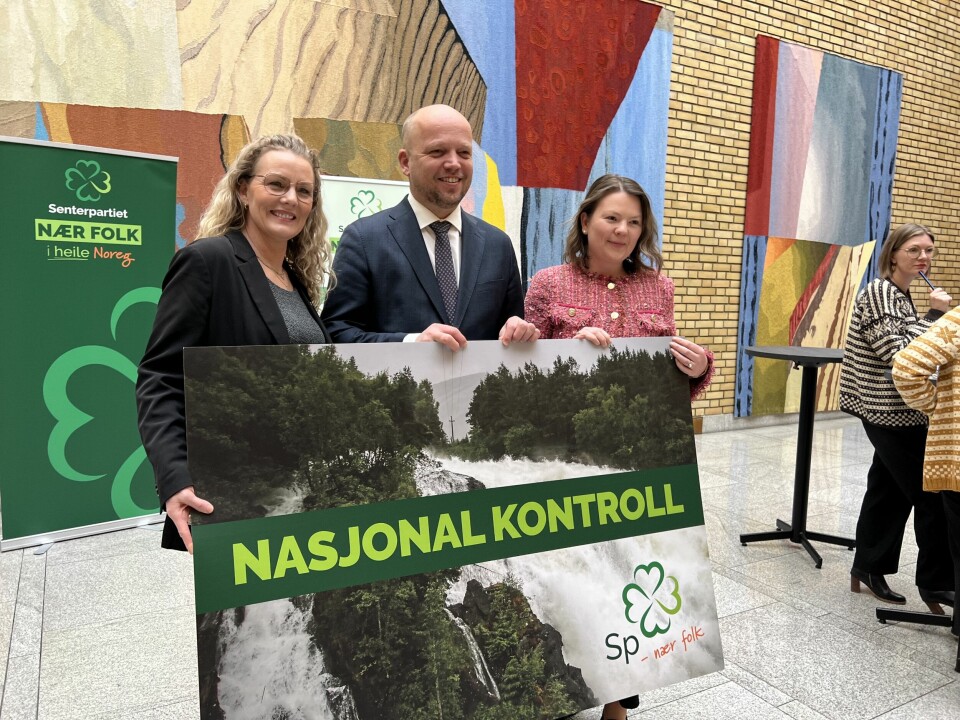 Partileder Trygve Slagsvold Vedum (Sp) vil ta tilbake det han kaller nasjonal kontroll over strømmpolitikken, sammen med energipolitisk talsperson Gro-Anita Mykjåland (Sp) og medlem av energi- og miljøkomiteen Lisa Marie Ness Klungland (Sp). Partileder Trygve Slagsvold Vedum (Sp) sammen med energipolitisk talsperson Gro-Anita Mykjåland (Sp) og medlem av energi- og miljøkomiteen Lisa Marie Ness Klungland (Sp).