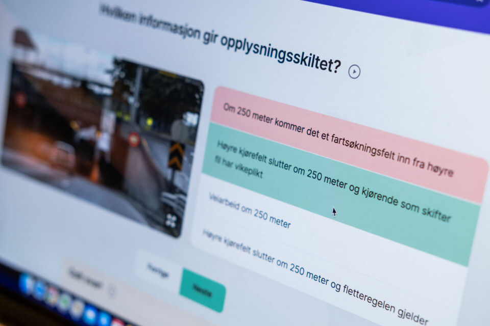 Mange strøk på teoriprøven i fjor. Folk må forberede seg bedre, mener Statens vegvesen. Mange strøk på teoriprøven i fjor. Folk må forberede seg bedre, mener Statens vegvesen. Foto: Emilie Holtet / NTB