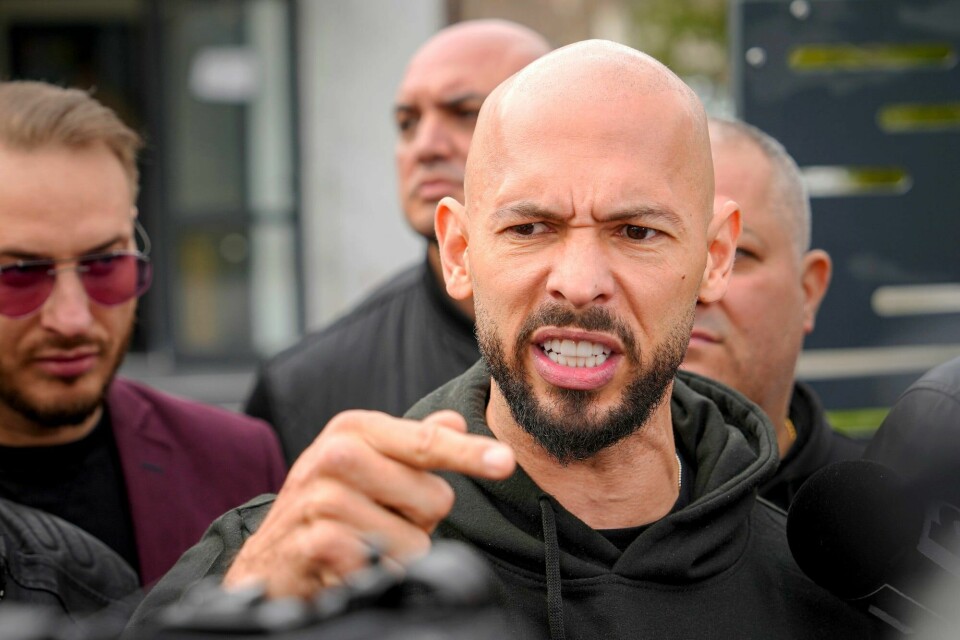 Ja, Andrew Tate er farlig. Men det er enda farligere å tro at alle gutter er naive ofre for hans budskap, skriver forfatterne av innlegget. Bildet viser Tate tilbake i Romania mandag denne uka, der han og broren er tiltalt for voldtekt, menneskehandel og organisert kriminalitet.(Vadim Ghirda, AP/NTB) Andrew Tate i Romania, der han og broren er tiltalt for voldtekt, menneskehandel og organisert kriminalitet. (24. mars 2025)