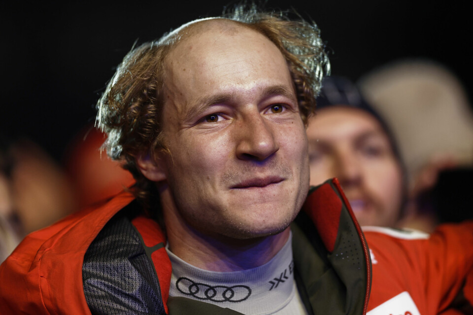 Hei, Sveits! Marco Odermatt hadde ny frisyre da han møtte opp for å feire VM-medaljene til Franjo von Allmen og Alexis Monney. Hei, Sveits! Marco Odermatt hadde ny frisyre da han møtte opp for å feire VM-medaljene til Franjo von Allmen og Alexis Monney. Foto: Gabriele Facciotti / AP / NTB