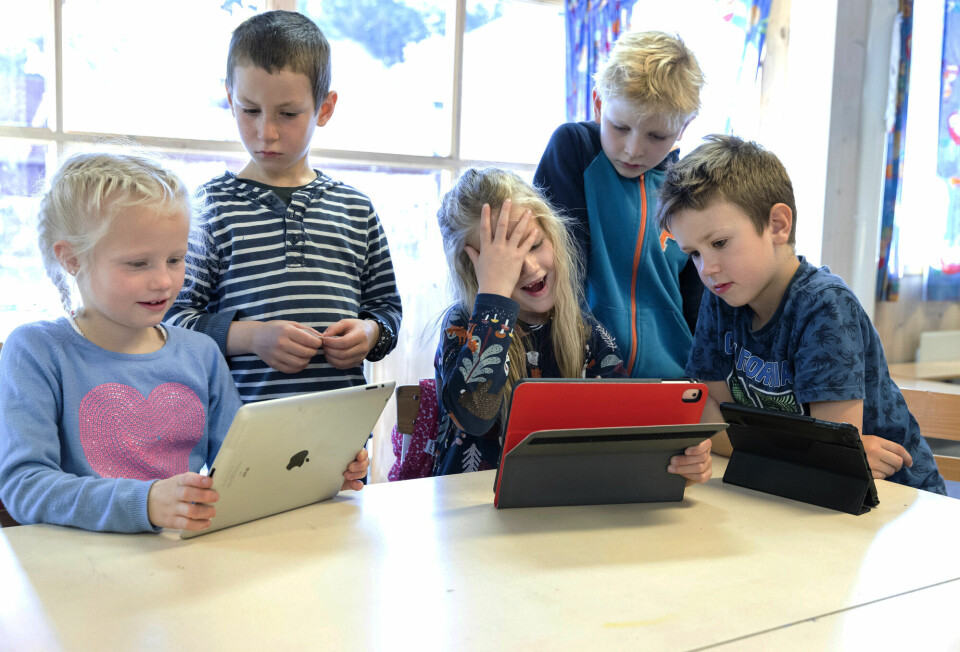 De siste årene har nettbrett og annet datautstyr flommet inn i barneskolen. Det har skjedd uten at vi har et lovverk som regulerer bruken av utstyret, skriver Camilla Røssaak. Barneskole, elever med nettbrett, digitalisering-