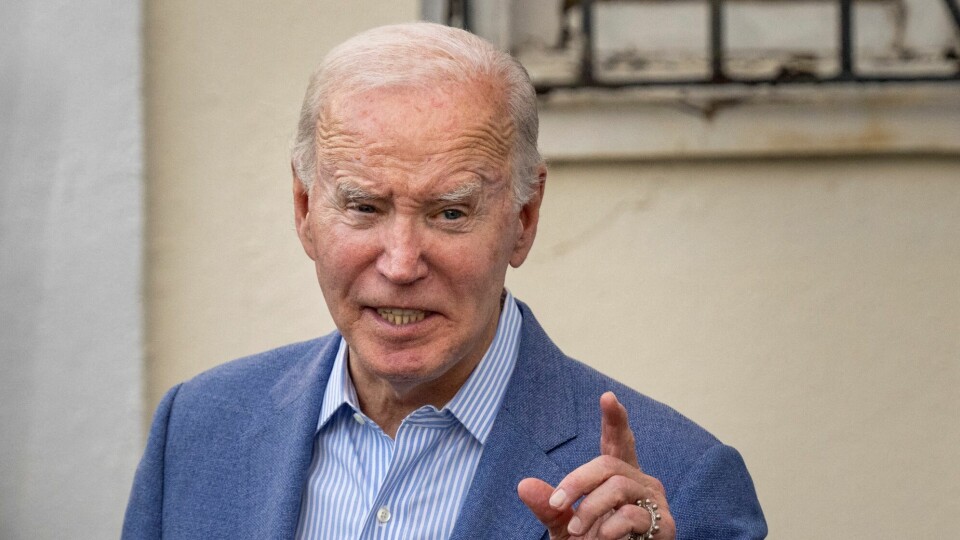 Bare dager før han går av som USAs president kunngjør Joe Biden at han forbyr oljeboring i store havområder utenfor USAs kyst. FILE PHOTO: U.S. President Joe Biden answers a reporter's question, as he exits Holy Cross Catholic Church, in Christiansted on St. Croix, US Virgin Islands, December 28, 2024. REUTERS/Ken Cedeno/File Photo