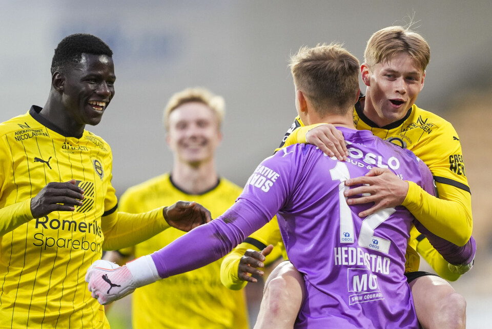 Mads Hedenstad gratuleres av lagkameratene etter å ha avgjort straffesparkkonkurransen mot Fredrikstad i Lillestrøms favør onsdag kveld. Mads Hedenstad gratuleres av lagkameratene etter å ha avgjort straffesparkkonkurransen mot Fredrikstad i Lillestrøms favør. Foto: Terje Pedersen / NTB
