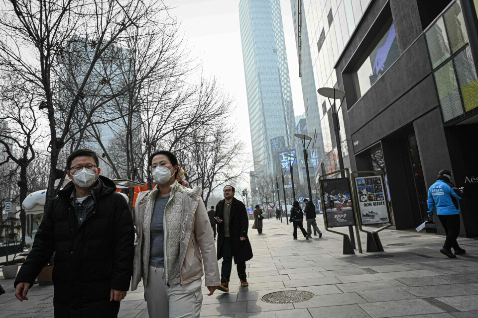 Kina har tatt et krafttak mot forurensning siden OL i Beijing i 2008, men har fortsatt store problemer med alle typer utslipp, skriver forfatterne av innlegget. Bildet er fra Beijing på en svært luftforurenset dag – den 1. mars i år. Beijing, Kina, forurensning (2025)