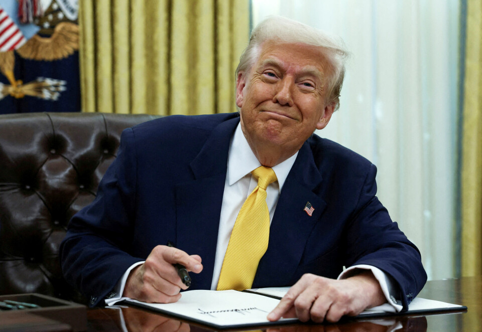 Presidenten i USA - ikke helt god. Donald Trump signerer presidentordrer i Det ovale kontor.