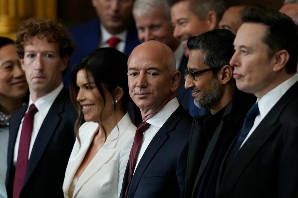 De for øyeblikket tre rikeste i verden ifølge Forbes sanntidsliste over klodens mest bemidlede samlet på ett brett under innsettelsen av Donald Trump som president tidligere i år: Elon Musk (t.h.), Jeff Bezos (midten) og Mark Zuckerberg (t.v.). En ny rapport viser at to tredeler av den globale oppvarmingen siden 1990 er forårsaket av utslipp forårsaket av verdens 10 prosent rikeste.(Julia Demaree Nikhinson/AP) Guests including Mark Zuckerberg, Jeff Bezos, Sundar Pichai and Elon Musk, arrive before the 60th Presidential Inauguration in the Rotunda of the U.S. Capitol in Washington, Monday, Jan. 20, 2025. (AP Photo/Julia Demaree Nikhinson, Pool)