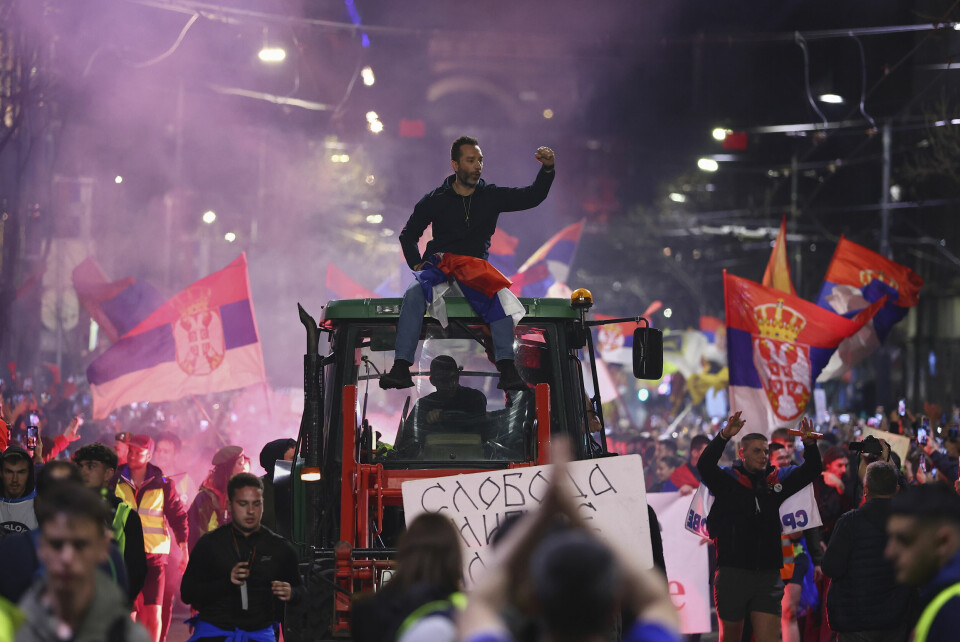 Titusenvis av demonstranter har samlet seg i Serbias hovedstad Beograd for å protestere mot president Aleksandar Vucic og hans høyreorienterte regjering. Titusenvis av demonstranter har samlet seg i Serbias hovedstad Beograd for å protestere mot president Aleksandar Vucic og hans høyreorienterte regjering. Foto: AP / NTB