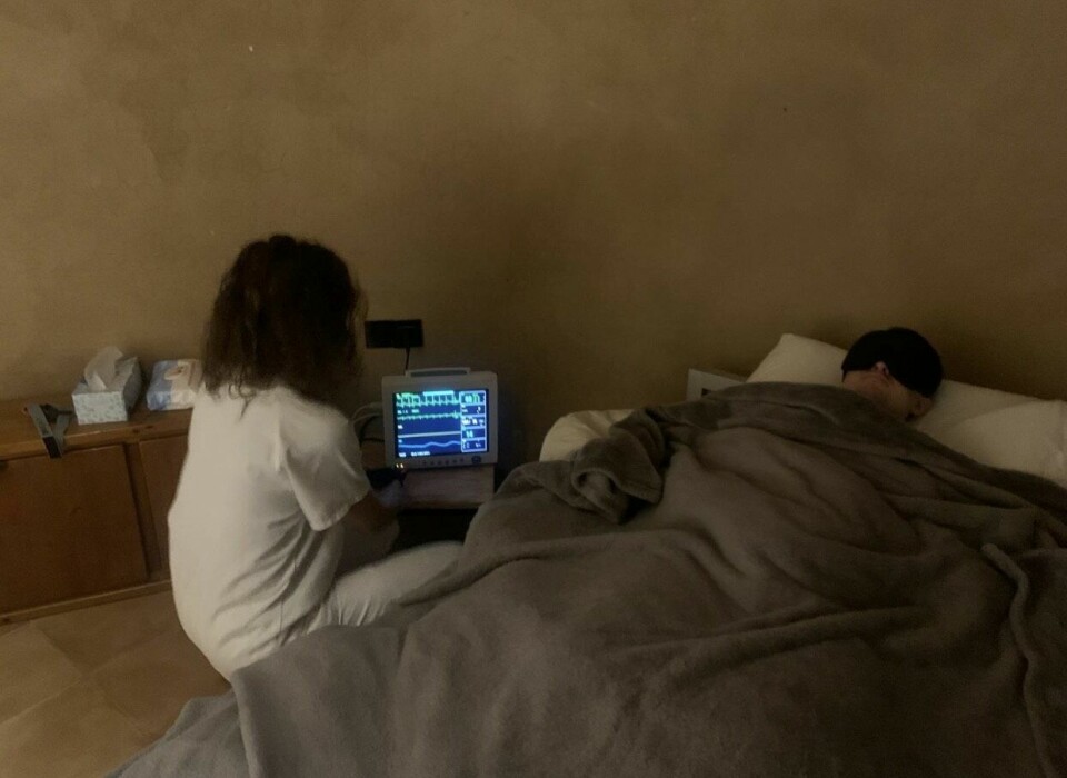 Daniel dro til Spania for å få ibogain-behandling. Her har han nettopp fått første dose, og overvåkes av en sykepleier. Daniel under behandling på Harambe Detox Center
