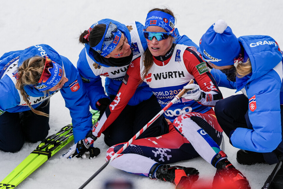 Therese Johaug (f.v.), Heidi Weng og Astrid Øyre Slind støtter Kristin Austgulen Fosnæs etter stafettsølvet Kristin Austgulen Fosnæs ble hakket for liten i duellen med Sverige. Foto: Lise Åserud / NTB