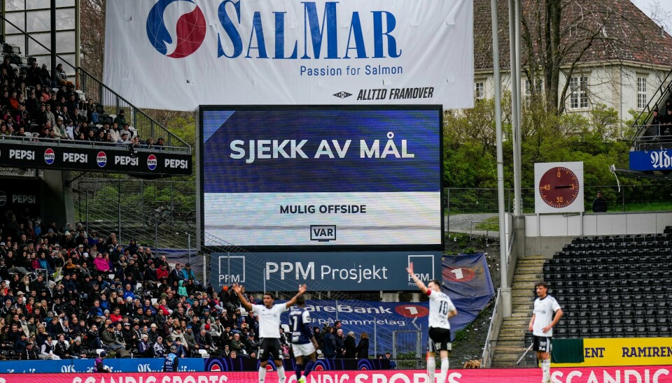 VAR-sjekk av Noah Holms scoring for Rosenborg mot Kristiansund. Den ble annullert. Og det skapte reaksjoner.(Ole Martin Wold/NTB) VAR-sjekk av Noah Holms scoring under eliteseriekampen i fotball mellom Rosenborg og Kristiansund på Lerkendal stadion. Foto: Ole Martin Wold / NTB