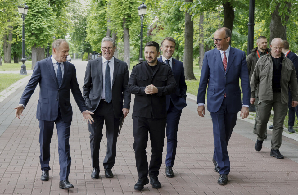 Fra venstre: Polens statsminister Donald Tusk, Storbritannias statsminister Keir Starmer, Ukrainas president Volodymyr Zelenskyj, Frankrikes president Emmanuel Macron og Tysklands forbundskansler Friedrich Merz går side om side rundt Marinskij-palasset i Kyiv i starten av mai. Fra venstre: Polens statsminister Donald Tusk, Storbritannias statsminister Keir Starmer, Ukrainas president Volodymyr Zelenskyj, Frankrikes president Emmanuel Macron og Tysklands forbundskansler Friedrich Merz går side om side rundt Marinskij-palasset i Kyiv i starten av mai. Foto: Ludovic Marin / AP / NTB