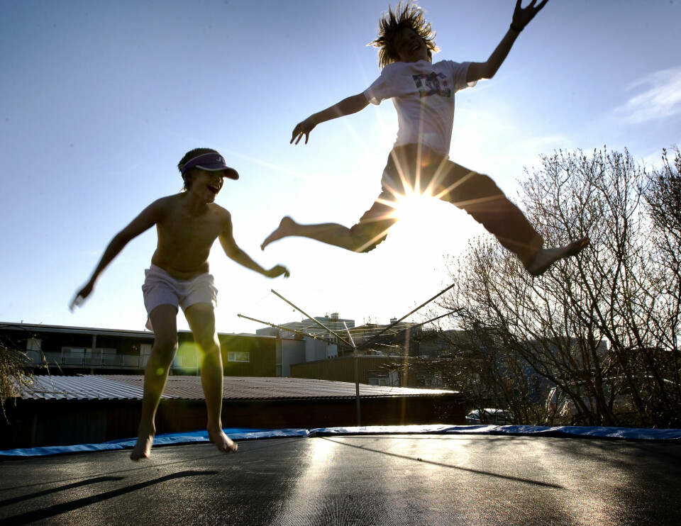 Vi kan ikke bare lappe hullene i sikkerhetsnettet, så ingen faller utenfor. Det må bli en trampoline som barna kan ta sats på og hoppe inn i en bedre framtid, skriver Kathy Lie. Barn leker, trampoline