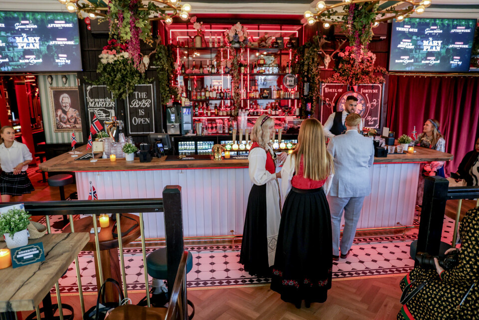 Det var ikke noe voldsomt rush ved baren da NTB besøkte utestedet Proud Mary rundt klokka 9.30 på 17. mai, men litt folk hadde møtt opp. Foto: Amanda Pedersen Giske / NTB Det var ikke noe voldsomt rush ved baren da NTB besøkte utestedet Proud Mary rundt klokka 9.30 på 17. mai, men litt folk hadde møtt opp. Foto: Amanda Pedersen Giske / NTB