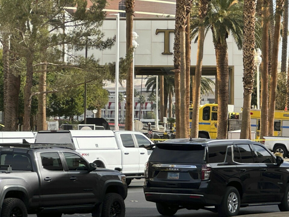 Politi utenfor hotellet i Las Vegas onsdag. Foto: Ty O'Neil / AP / NTB Politiet har sperret av et område ved Donald Trumps hotell i Las Vegas etter at en Tesla-truck tok fyr og eksploderte utenfor hotellobbyen. Foto: Ty ONeil / AP / NTB