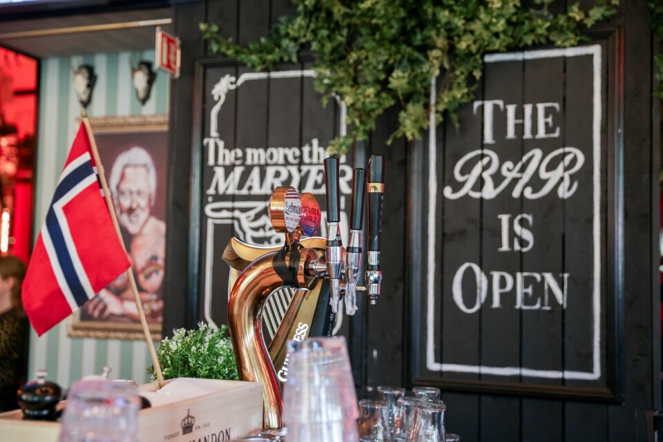 Restaurantene i Oslo åpner tidlig på 17. mai for å feire nasjonaldagen med nytt regelverk som tillater alkoholservering fra klokken 09.00.(Amanda Pedersen Giske/NTB) På Proud Mary hadde de pyntet til 17. mai og serverte frokost. Foto: Amanda Pedersen Giske / NTB