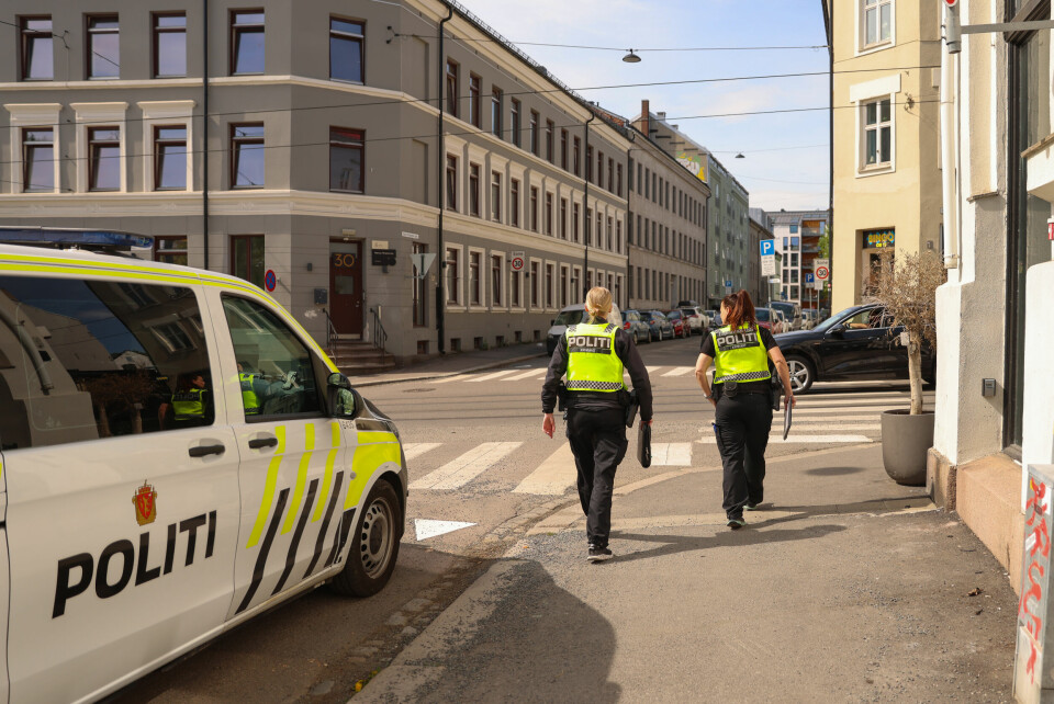 Politiet har tatt seg inn på en adresse på Torshov etter opplysninger om at en person var holdt tilbake i en leilighet. En person er pågrepet og en person ansees som fornærmet i saken. Politi ved bygården på Torshov der en person skal ha blitt holdt tilbake. Foto: Amanda Pedersen Giske / NTB
