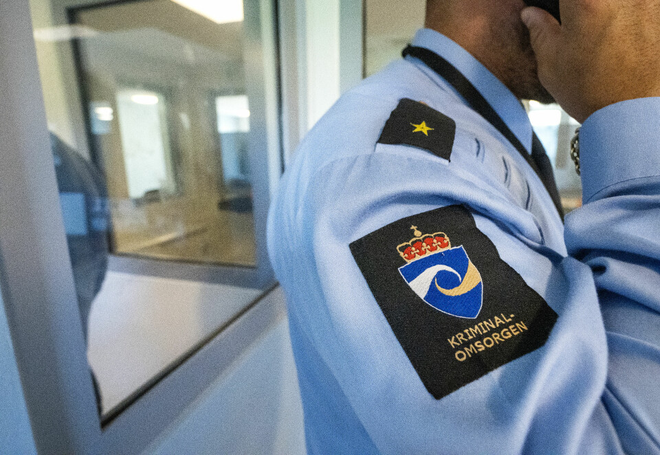 Norge må ha en kriminalomsorg med god økonomi, og så godt utdannet betjentstab og øvrige ansatte at det er mulig å møte de innsatte på en slik måte at de får sjansen til å ta fatt på den knallharde jobbingen det er å bekjempe kriminell atferd, skriver Olav Levin Johansen. Illustrasjon: Logo Kriminalomsorgen i Romerike fengsel, Ullersmo avdeling.