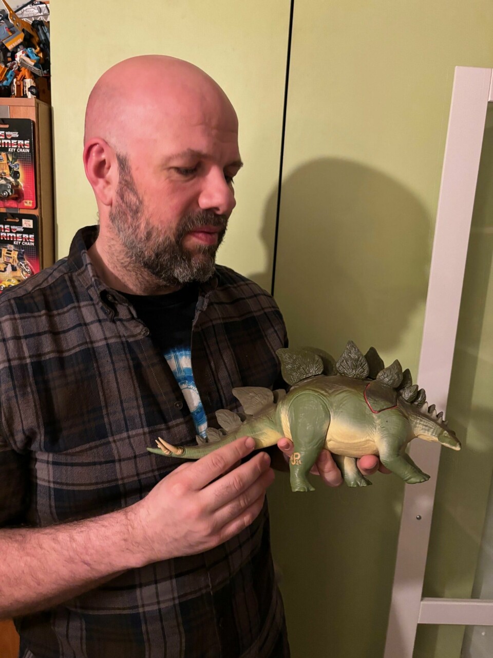 – Dette er en Stegosaurus fra «The Lost World: Jurassic Park». Den ene ryggplata er løs slik at en rovdinosaur kan rive den av i nærkamp for eksempel. Men det betyr dessverre at den delen ofte mangler fordi den er blitt borte. Jeg var heldig og fikk tak i denne helt komplett, noe som også betyr mye for verdien på selve figuren, sier Roger Grosvold.(Tom Vestreng) Roger Grosvold med Stegosaurus fra «The Lost World: Jurassic Park».