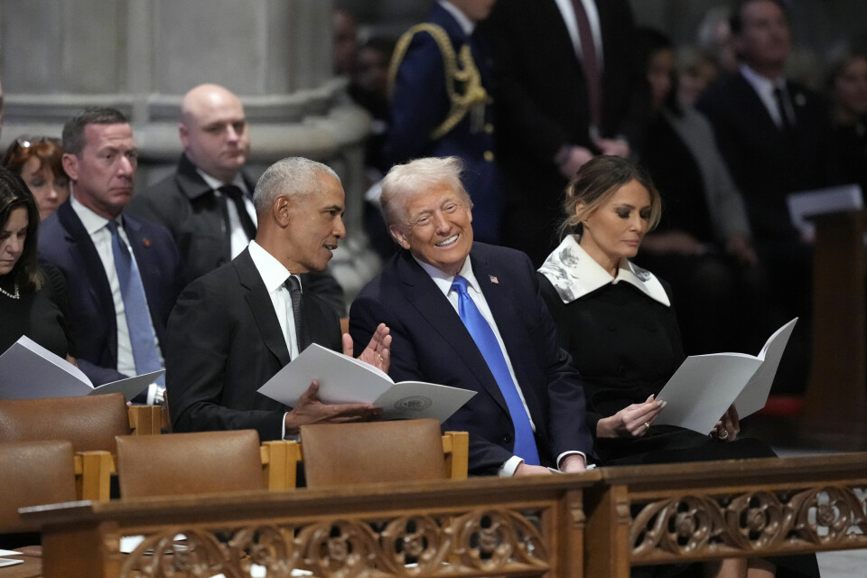 Barack Obama og Donald Trump satt ved siden av hverandre under begravelsen til tidligere president Jimmy Carter. Foto: Ben Curtis / AP / NTB