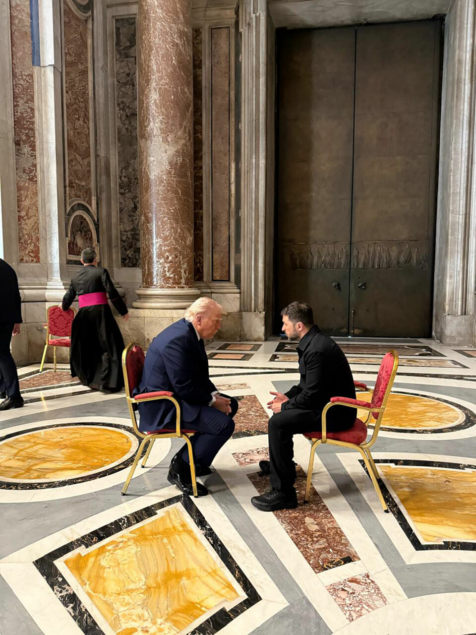 Trump og Zelenskyj møttes ine i Peterskirken lørdag. Trump og Zelenskyj møttes ine i Peterskirken lørdag. Foto: Ukrainas presidentkontor / AP / NTB