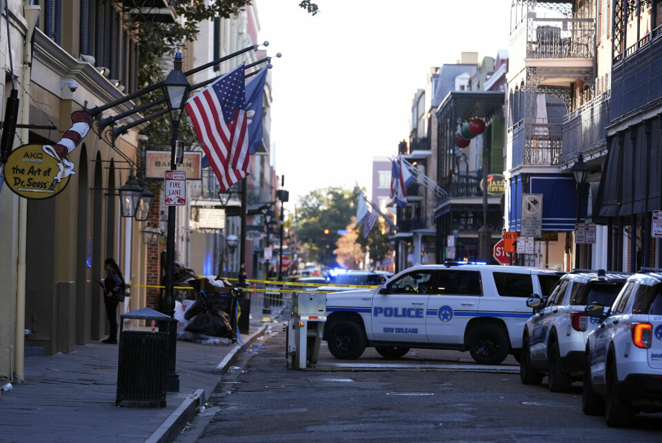 Politiets utplasserte biler lyktes ikke med å hindre at en stor pickup natt til 1. nyttårsdag raste inn i menneskemengden på Bourbon Street i New Orleans. Mange ble drept da en mann kjørte inn i en folkemengde som feiret nyttårsnatten i Bourbon Street i New Orleans natt til onsdag 1. januar. Foto: Gerald Herbert / AP / NTB