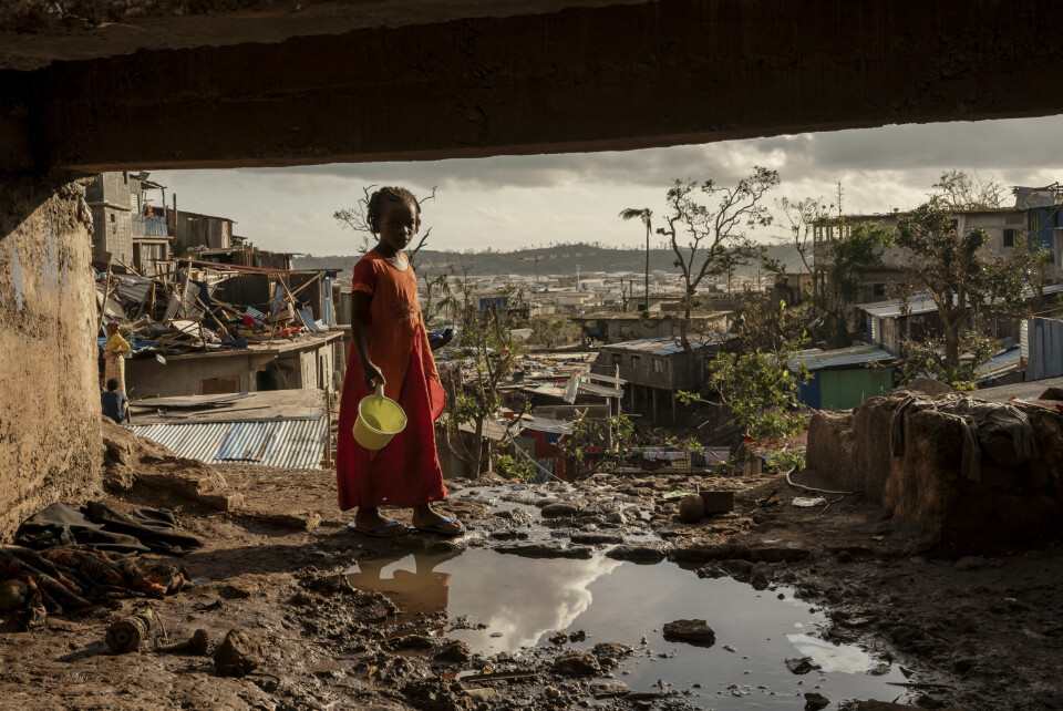 En ung jente i utkanten av Mamoudzou på den franske øya Mayotte i Indiahavet, etter syklonen Chidos herjinger der. I Mosambik, på det afrikanske fastlandet, ble rundt 100.000 mennesker drevet på flukt som følge av uværet. En ung jente i utkanten av Mamoudzou på den franske øya Mayotte i Indiahavet, etter syklonen Chidos herjinger der. I Mosambik, på det afrikanske fastlandet, ble rundt 100.000 mennesker drevet på flukt som følge av uværet. Foto: Adrienne Surprenant / AP / NTB