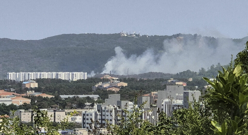 Det stiger røyk far området der et militærfly styrtet i Pohang torsdag. Det stiger røyk far området der et militærfly styrtet i Pohang torsdag. Foto: Son Dae-seong / Yonhap via AP / NTB
