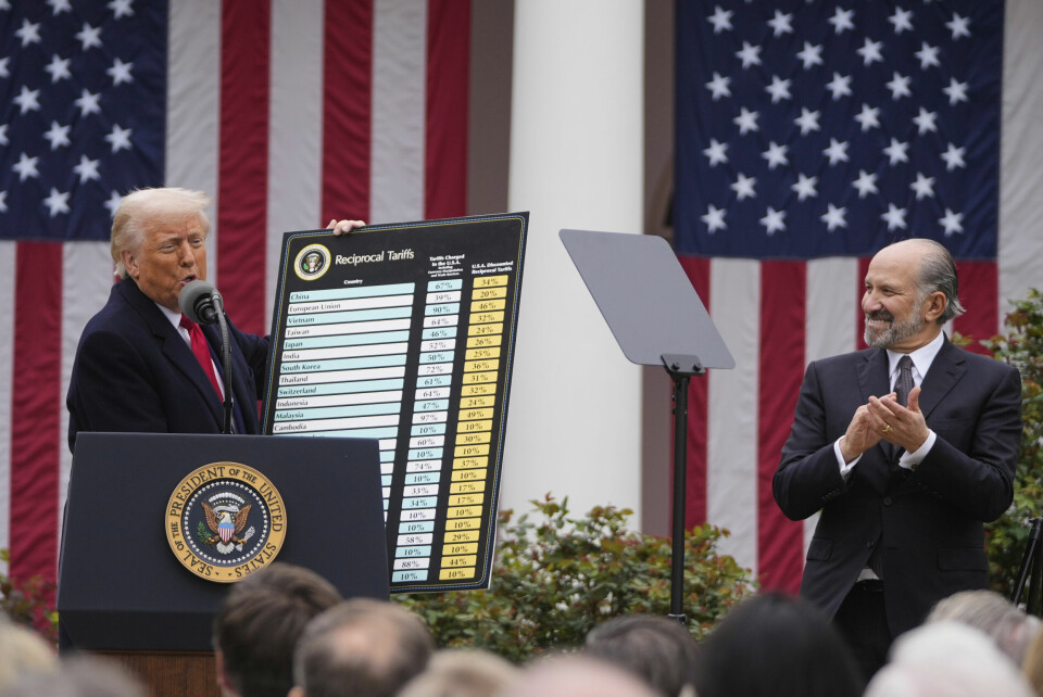 Næringsminister Howard Lutnick klapper mens Donald Trump onsdag viser fram den lange listen over land hvis varer vil bli underlagt nye amerikanske tollsatser. Næringsminister Howard Lutnick klapper mens Donald Trump onsdag viser fram den lange listen over land hvis varer vil bli underlagt nye amerikanske tollsatser. Foto: Mark Schiefelbein / AP / NTB
