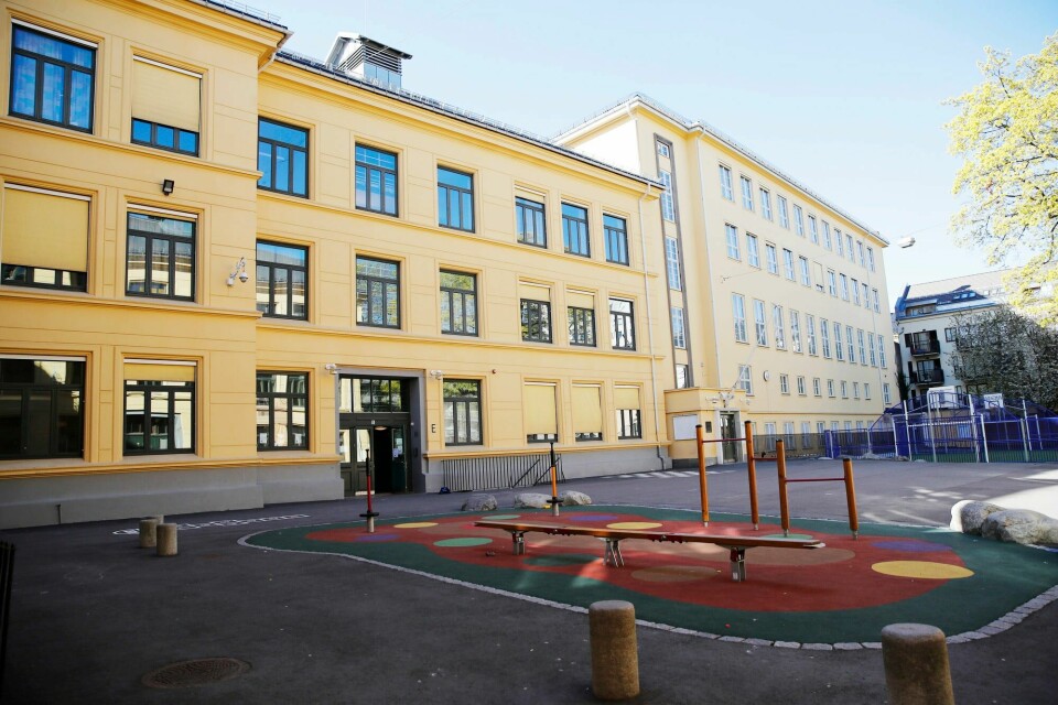 Oslo opplever det samme som kommuner i resten av landet: Det blir færre skolebarn, og stadig flere skolepulter står tomme, skriver forfatterne av innlegget. Møllergata skole (bildet) i sentrum er en av de fem skolene som foreslås nedlagt.(Terje Bendiksby/NTB) Møllergata skole i Oslo