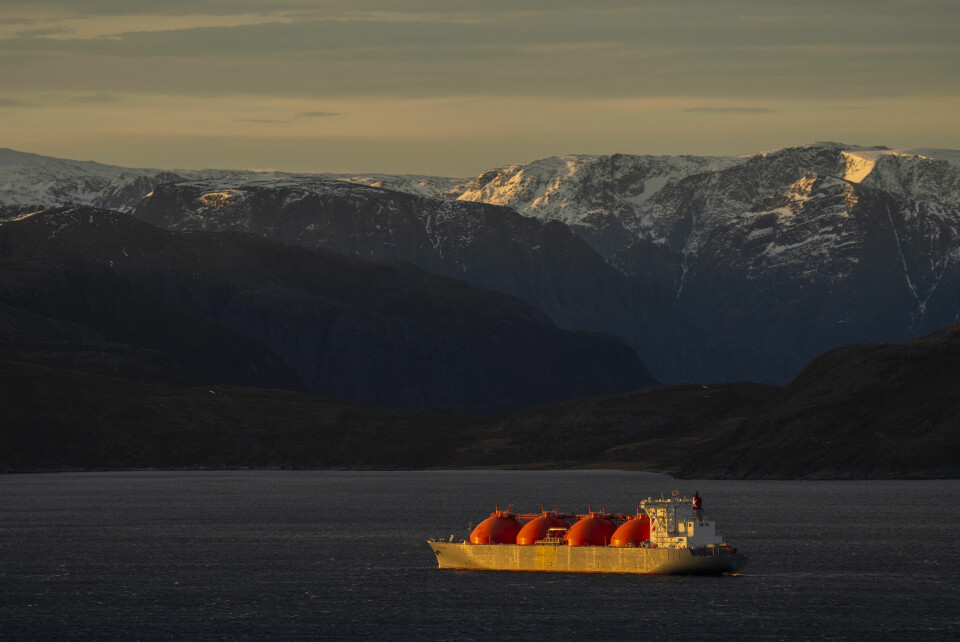 Et skip som frakter flytende naturgass, ligger til anker utenfor Hammerfest og gassterminalen på Melkøya. LNG-skip (naturgass) ligger til anker utenfor Hammerfest og gassterminalen på Melkøya.Foto: Fredrik Varfjell / NTB