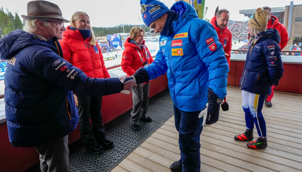 Johannes Høsflot Klæbo gratuleres av Kong Carl Gustaf. Jonna Sundling (t.h.) snakker med kronptins Haakon.(Lise Åserud/NTB) Johannes Høsflot Klæbo gratuleres av Kong Carl Gustaf. Jonna Sundling (t.h.) venter på tur.