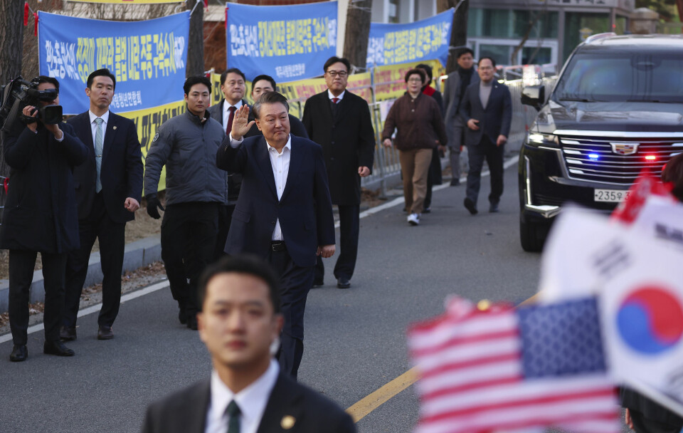 Sør-Koreas president Yoon Suk-yeol vinket til støttespillere da han ble løslatt fra fengsel i Uiwang lørdag. Foto: Kim Do-hun/Yonhap via AP/NTB Sør-Koreas president Yoon Suk-yeol vinket til støttespillere da han ble løslatt fra fengsel i Uiwang lørdag. Foto: Kim Do-hun/Yonhap via AP/NTB