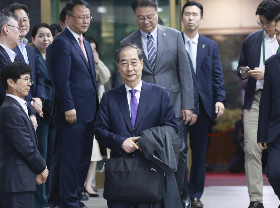 Sør-Koreas tidligere statsminister Han Duck-soo trakk seg som landets fungerende president 1. mai. Han har varslet at han stiller til valg som president i valget i juni. Sør-Koreas fungerende president, statsminister Han Duck-soo (i midten), trakk seg torsdag fra posten. Foto: Yonhap / AP / NTB