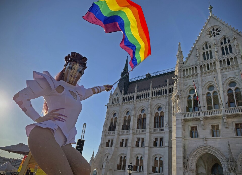 En deltaker i Pride-paraden i Budapest i 2021. Nasjonalforsamlingen i Ungarn vil ha slutt på tradisjonen og har innført lovforbud mot Pride-parader. En deltaker i Pride-paraden i Budapest i 2021. Nasjonalforsamlingen i Ungarn vil ha slutt på tradisjonen og har innført lovforbud mot Pride-parader. Foto: Bela Szandelszky / AP / NTB