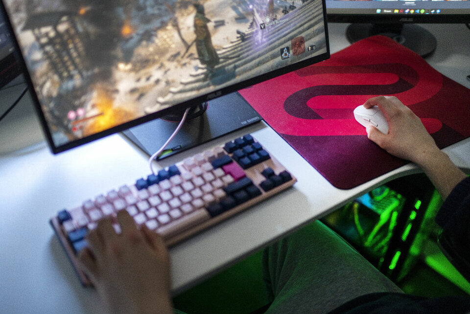 «Den største andelen av spilleavhengige er mellom 16 og 25 år. Det er en generasjon som har vokst opp med lootbokser og skins som en naturlig del av spillhverdagen», skriver Inger Lise Hansen og Mathias Jørgensen. Ungdom gamer alene på gutterommet.