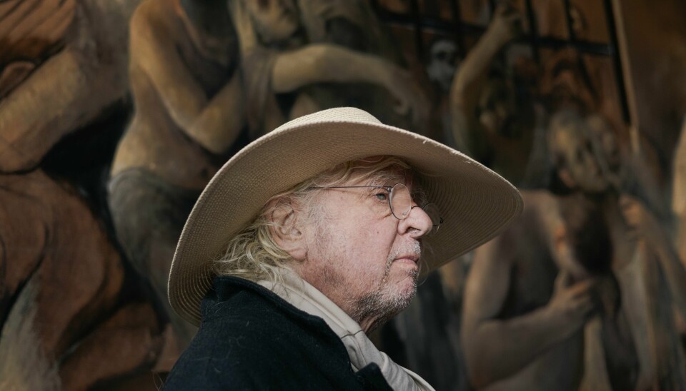 Kunstmaler Odd Nerdrum fotografert hjemme på gården i Stavern.(Siri Øverland Eriksen) Stavern 20240613 – Kunstmaler Odd Nerdrum fotografert hjemme i Stavern og utenfor hans nye museum. Foto: Siri Øverland Eriksen
