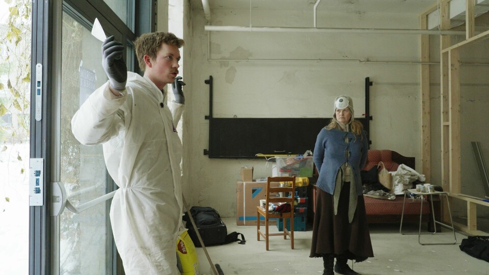 Familien Nerdrum lager dugnad for å få ferdig Nerdrum-museet. Her Öde Nerdrum og Turid Spildo i en scene fra NRKs serie.(Linn Therese Amundsen, Linn Therese Amundsen/NRK) Odd Nerdrum