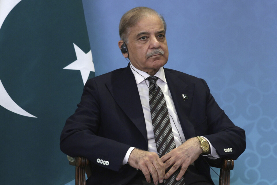Pakistans statsminister Shehbaz Sharif innkaller landets nasjonale atomvåpenmyndighet til møte senere i dag. Pakistans statsminister Shehbaz Sharif har gitt grønt lys til et militært svar på Indias angrep. Bildet ble tatt da Sharif møtte Russlands president Vladimir Putin på et møte i Kasakhstan i juli i fjor. Foto: Gavriil Grigorov / Sputnik / Pool / AP / NTB