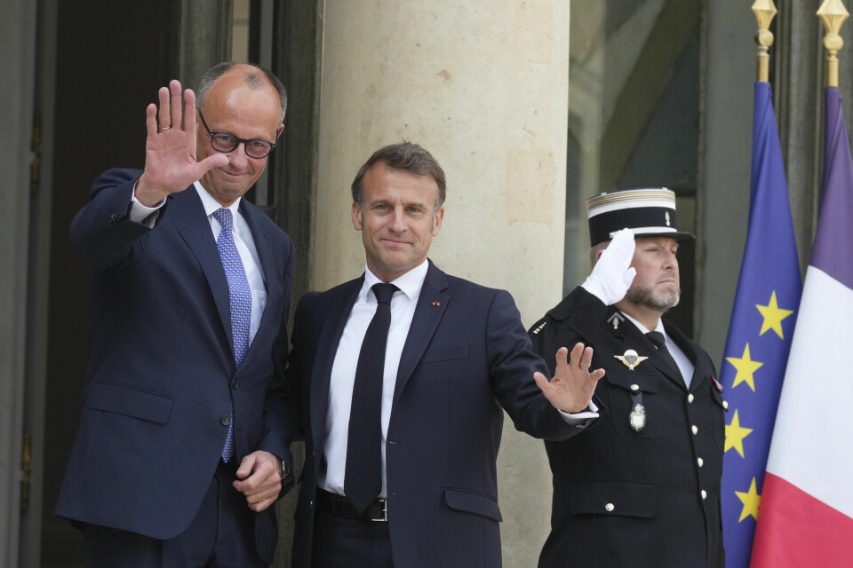 Tysklands statsminister Friedrich Merz (t.v.) ønskes velkommen til Elysee-palasset av Frankrikes president Emmanuel Macron (midten). Tysklands statsminister Friedrich Merz (t.v.) ønskes velkommen til Elysee-palasset av Frankrikes president Emmanuel Macron (midten). Foto: Michel Euler / AP / NTB