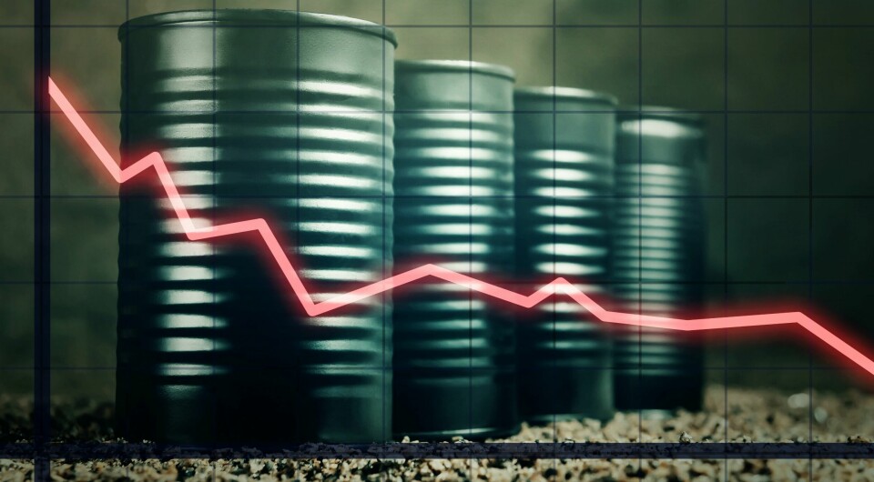 Oljeprisen har gått ned den siste tiden. Illustrasjonsfoto.(Galina Sandalova/Getty Images) Few barrels of oil and a red graph down - decline in oil prices concept. Oljepris. Olje. Fatolje. Olje på fat. Økonomi. Illustrasjonsfoto.