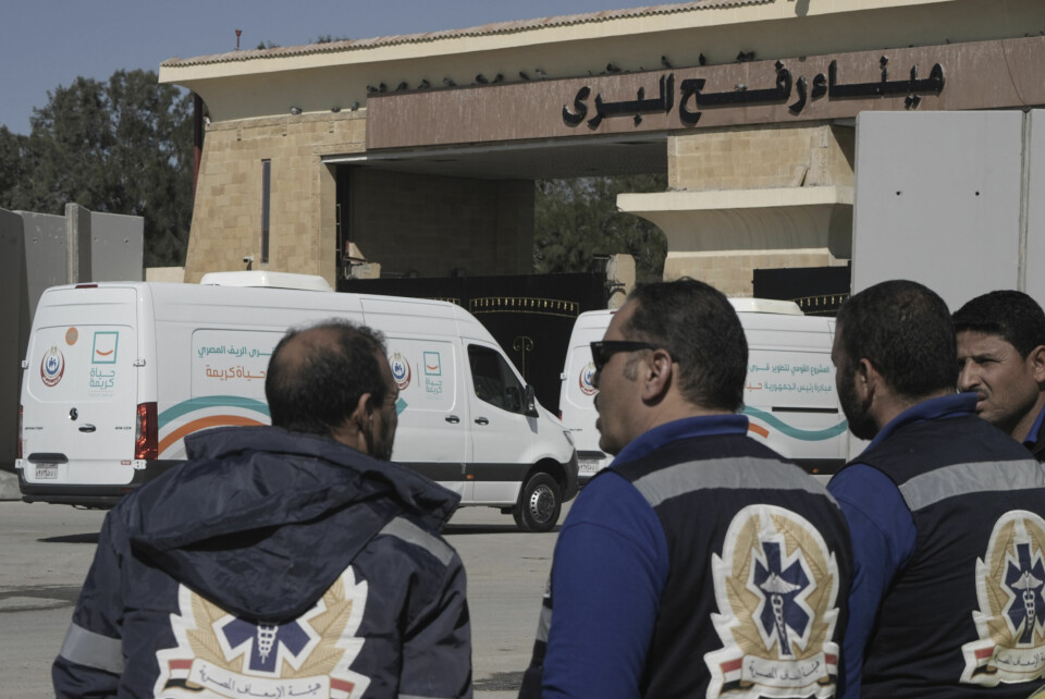 Ambulansearbeidere venter på pasienter og sårede palestinere fra Gaza ved grenseovergangen i Rafah i Egypt lørdag. Ambulansearbeidere venter på pasienter og sårede palestinere fra Gaza ved grenseovergangen i Rafah i Egypt lørdag. Foto: Amr Nabil / AP / NTB