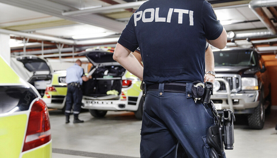Vi har diskutert generell bevæpning av politiet i over 100 år, uten at det er blitt gjennomført. Hvorfor? Fordi politikere har visst bedre enn å la panikk og følelser ta overhånd. Frem til nå, skriver Frøya Skjold Sjursæther. Væpnet politi, illustrasjonsfoto.