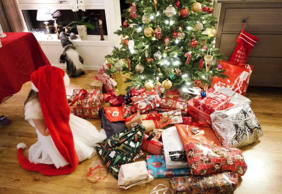 Er et perfekt juletre med overflod av gaver et plaster på en sårbar selvfølelse, spør Danielle Legland. Julefeiring, pyntet juletre med julegaver
