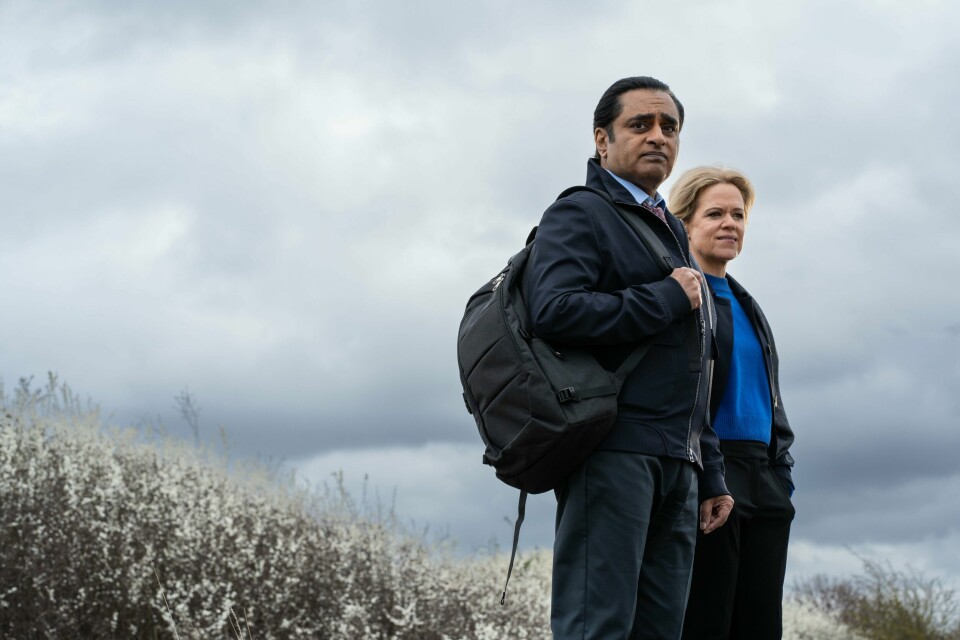 «Nedgravde hemmeligheter» med Sanjeev Bhaskar og Sinéad Keenan på NRK.(Sam Taylor, Mainstreet Pictures/NRK) påskekrim
