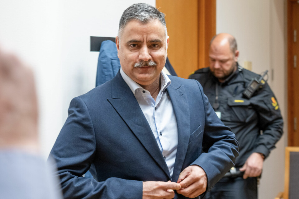 Raja Mohammad Fayyaz nekter straffskyld for vold og voldtekt mot Abida Raja. Her er han fotografert under et fengslingsmøte i november. Raja Mohammad Fayyaz under fengslingsmøtet i Oslo tingrett. Fayyaz er tiltalt for en rekke tilfeller av vold og seksuelle overgrep mot ekskona Abida Raja og deres felles barn i en periode på 22 år. Han har hele tiden nektet straffskyld. Foto: Terje Bendiksby / NTB