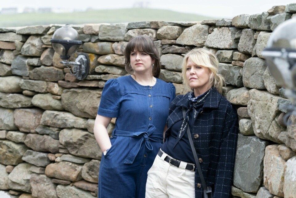 Ruth Calder (til venstre) og Tosh i serien «Shetland».(BBC/ITV Studio) .